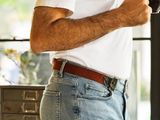 un homme qui tient une tasse de café à la main