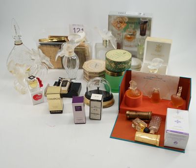 de nombreux types de parfums et de flacons différents sur la table