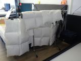 un lit sur lequel sont empilés tout un tas d'oreillers