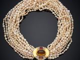un collier de perles à plusieurs rangs muni d'un fermoir en or