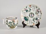 Théière et soucoupe en porcelaine chinoise sur un socle