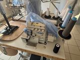 une machine à coudre posée sur une table dans une pièce