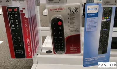 de nombreuses télécommandes exposées dans un magasin