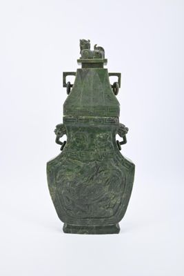 Important vase en pierre verte couvert à décor sculpté de dr…