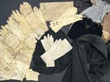 Plusieurs paires de gants, des gants et encore des gants sont disposés sur une table