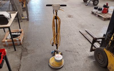une machine placée au milieu d'une pièce