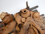 une pile de pots en argile posée sur une pile de bois