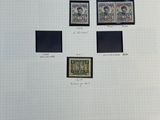 une feuille de papier blanche sur laquelle figurent quatre timbres différents