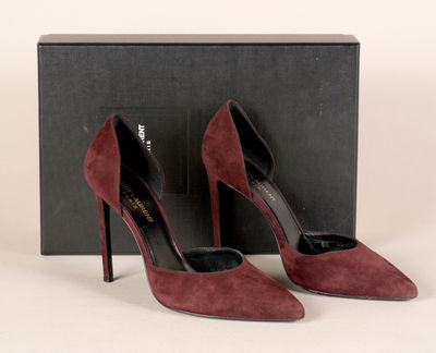 une paire d'escarpins en daim bordeaux, accompagnée d'un coffret noir