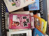 un panier rempli de livres posé sur une table