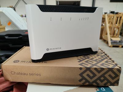 une boîte blanche et une boîte noire posées sur une boîte en carton