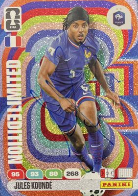 un gros plan d'une carte de football représentant un footballeur