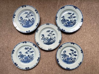 quatre assiettes bleues et blanches ornées de fleurs, posées sur une table