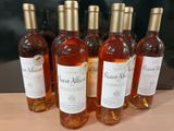 six bouteilles de vin posées sur une table l'une à côté de l'autre