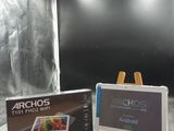 un petit chevalet situé à côté d'un autre chevalet sur lequel figure une image