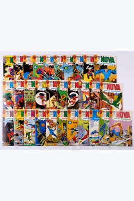 un gros plan sur une pile de bandes dessinées posée sur une surface blanche