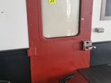 une table et deux chaises devant une porte rouge