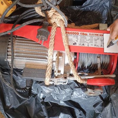 un homme qui travaille sur une machine rouge et noire