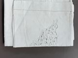 une serviette blanche ornée d'un motif de loup brodé, posée sur une table