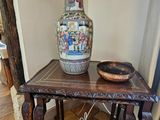 une table sur laquelle se trouvent une lampe et un vase