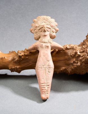 une image représentant une figurine de femme tenant une branche d'arbre