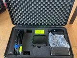 une mallette rigide contenant un chargeur et d'autres objets