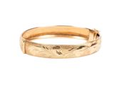 gros plan d'une bague en or sur fond blanc