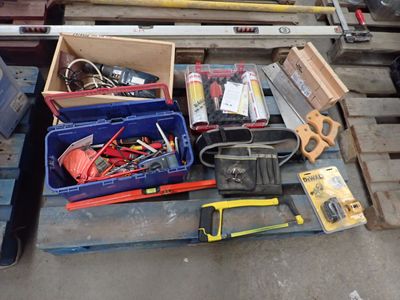 un tas d'outils posé sur une palette