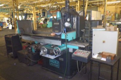 une machine qui se trouve à l'intérieur d'un bâtiment
