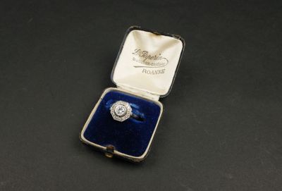 une photo d'une bague en diamant dans un écrin en velours