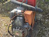 un bidon d'essence rouge posé sur un petit moteur