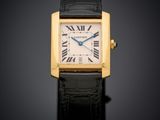 gros plan d'une montre-bracelet avec des chiffres romains