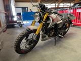 une moto qui est garée dans un garage