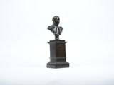 une statue représentant un homme assis sur un socle