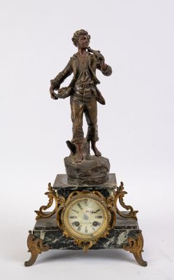 une statue d'un homme tenant une horloge au-dessus d'une table