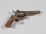 gros plan d'un fusil jouet sur une surface blanche