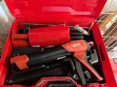 une boîte à outils rouge avec des outils sur une table