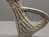 un vase blanc posé sur une table
