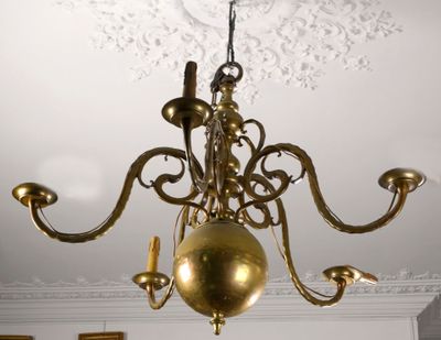 un lustre en or suspendu au plafond d'une pièce