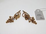 une paire de boucles d'oreilles en or ornées de feuilles et de baies
