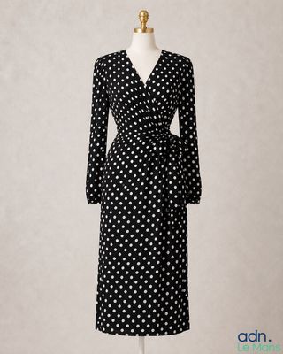 une robe à pois noirs et blancs sur un mannequin, un mannequin, un mannequin, un mannequin, un mannequin, un mannequin, un mannequin, un mannequin, un mannequin, un mannequin, un mannequin, un mannequin, un mannequin, un mannequin, un mannequin, un mannequin, un mannequin, un mannequin, un mannequin, un mannequin, un mannequin, un mannequin, un mannequin, un mannequin, un mannequin, un mannequin, un mannequin, un mannequin, un mannequin, un mannequin, un mannequin, un mannequin, un mannequin, un mannequin, un