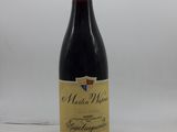 gros plan d'une bouteille de vin sur une table