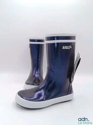 des bottes de pluie violettes à semelles blanches sur fond blanc