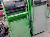 deux machines placées l'une à côté de l'autre dans un garage