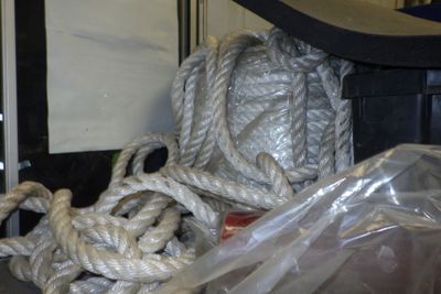 un tas de cordes et un chapeau posés sur une table