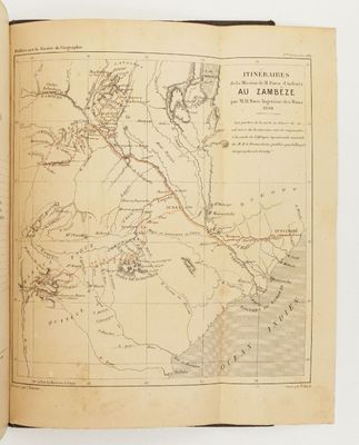 un livre ouvert sur lequel figure une carte du monde