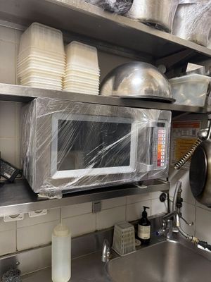 une cuisine avec beaucoup de vaisselle et un micro-ondes