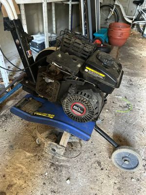 une photo d'une petite tondeuse à gazon dans un garage