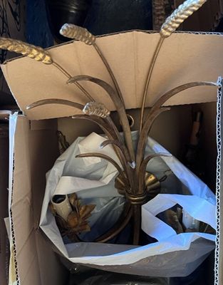 une boîte en carton contenant un certain nombre d'objets