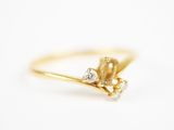 gros plan d'une bague en or avec des diamants sur fond blanc